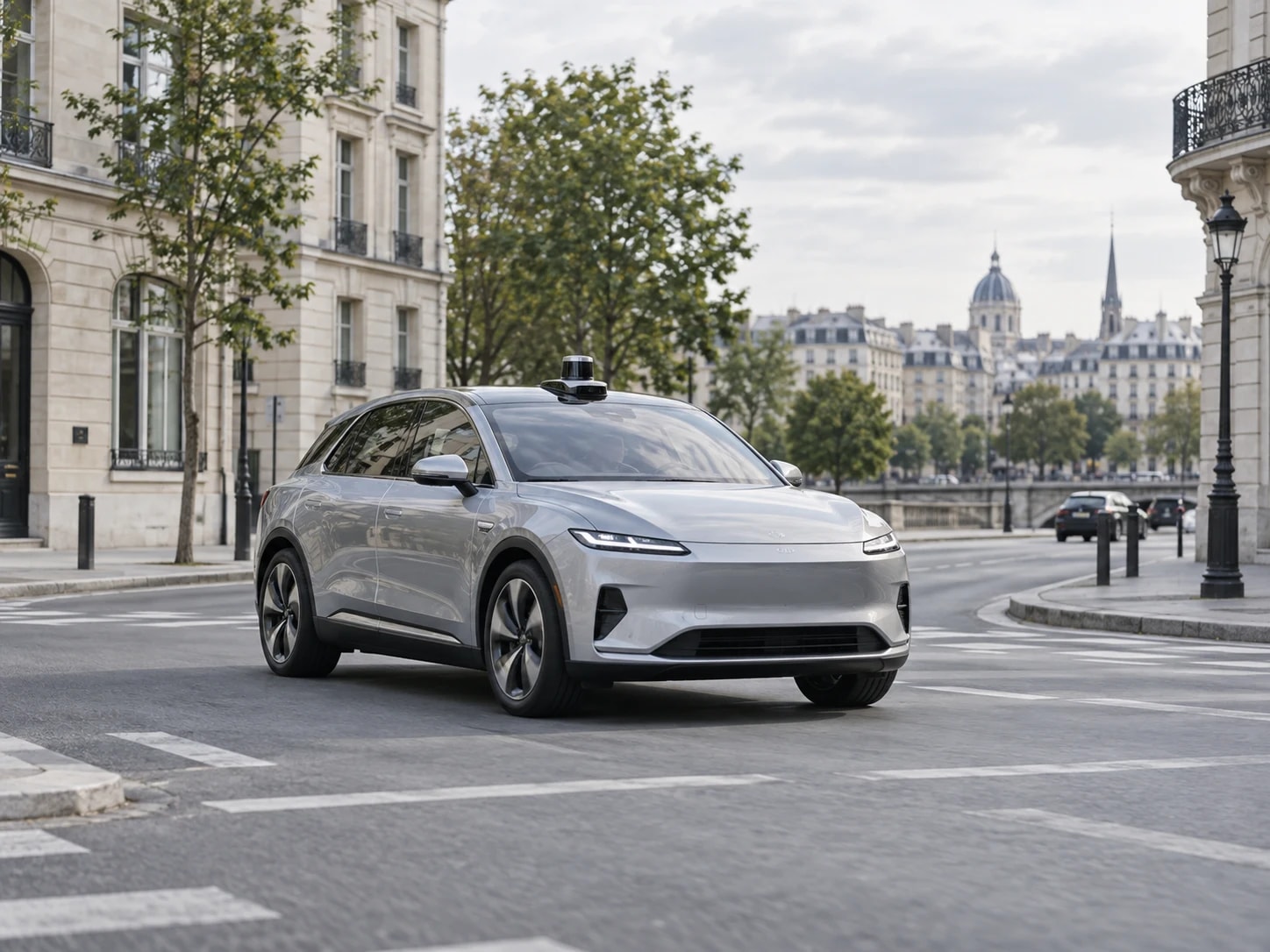Illustration of a silver autonomous car with a roof sensor on a city street